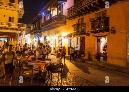 CARTAGENA DE INDIAS, COLOMBIA - 27 AGOSTO 2015: La gente si siede nei cafes a Plaza Fernandez de Madrid in Cartagena durante la sera. Foto Stock