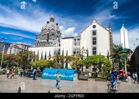 MEDELLIN, COLOMBIA - 1 SETTEMBRE 2015: Plazoleta de las Esculturas (Piazza delle statue) a Medellin. Palazzo della Cultura sullo sfondo. Foto Stock