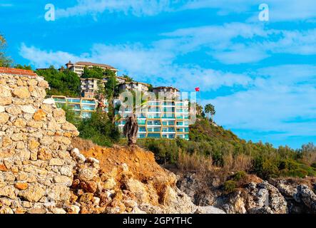 Alti edifici di appartamenti turchi a Kargicak, Turchia. Foto Stock