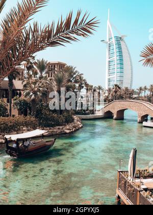 barca crociera canale a dubai Foto Stock