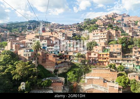 Il sistema di funicolare Medellin collega i quartieri poveri delle colline intorno alla città. Foto Stock