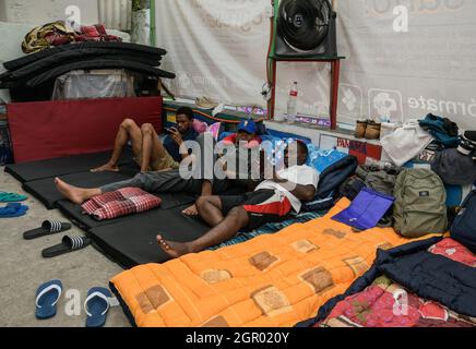 Non esclusiva: I migranti haitiani riposano durante il loro soggiorno a Hostel Tochan, una fondazione che sostiene i migranti nel loro viaggio attraverso il Messico per l'ONU Foto Stock