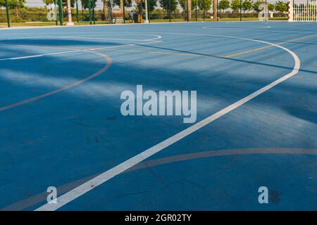 Primo piano del materiale blu del campo di pallacanestro e delle linee per gli sport e le ricreazione all'aperto. Foto Stock