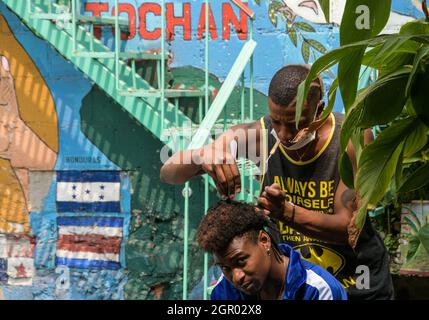 Non esclusiva: I migranti haitiani riposano durante il loro soggiorno a Hostel Tochan, una fondazione che sostiene i migranti nel loro viaggio attraverso il Messico per l'ONU Foto Stock