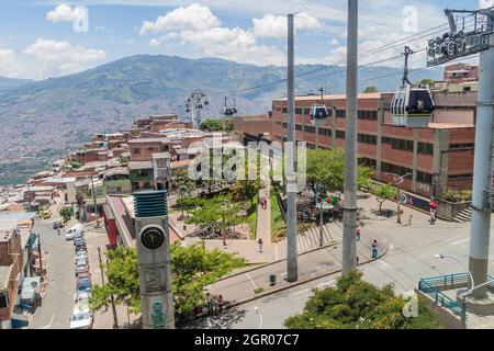 MEDELLIN, COLOMBIA - 4 SETTEMBRE: La funivia di Medellin collega quartieri poveri nelle colline intorno alla città. Foto Stock