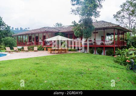 MANIZALES, COLOMBIA - 6 SETTEMBRE 2105: Edificio principale del caffè hotel Hacinda Venecia. Foto Stock