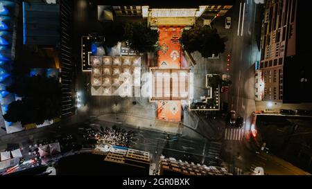 Vista dall'alto del paesaggio urbano durante la notte Foto Stock