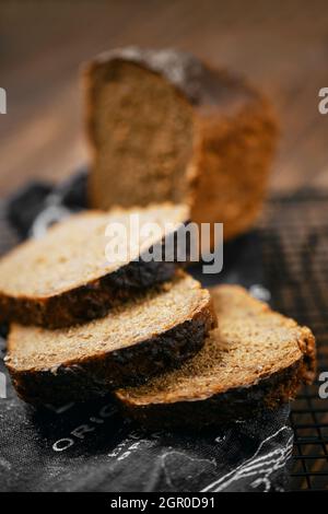 Primo piano del pane artigianale di segale (foto soft focus) Foto Stock
