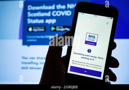 Edimburgo, Scozia, Regno Unito. 30 settembre 2021. Il governo scozzese lancia una nuova app di stato Covid-19 , un passaporto per il vaccino digitale, nei negozi Apple e Google app, molti utenti hanno trovato l'app inutilizzabile, tuttavia con il sistema di verifica dell'identità non funzionante, L'app sarà richiesta per accedere ai locali notturni in Scozia da venerdì, ma il governo ha annunciato un ritardo di 2 settimane per l'implementazione. PIC; messaggio di errore durante la verifica dell'ID sulla nuova app NHS. Iain Masterton/Alamy Live News. Foto Stock