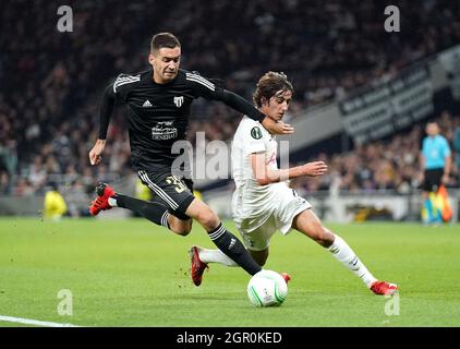 Ziga Kous di NS Mura (a sinistra) e Bryan Gil di Tottenham Hotspur lottano per la palla durante la partita del gruppo G della UEFA Europa Conference League al Tottenham Hotspur Stadium di Londra. Data foto: Giovedì 30 settembre 2021. Foto Stock