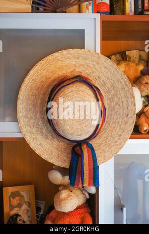 POZNAN, POLONIA - 11 giugno 2016: Un cappello donna in vimini appeso su un guardaroba Foto Stock