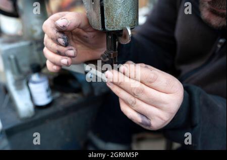 Infilare l'ago, cucire, piantare, cucire con l'ago Foto Stock