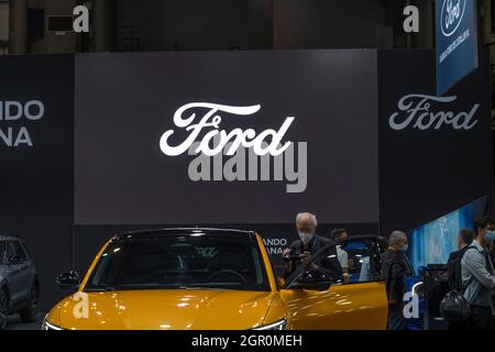 Barcellona, Spagna. 30 settembre 2021. Lo stand del costruttore di automobili Ford visto al Salon del Automobile Barcellona 2021.dopo due anni di sospensione a causa della pandemia del Covid-19, il concorso Automobile Barcelona 2021 apre le sue porte dal 2 al 10 ottobre presso la sede Fira de Barcelona Montjüic. Credit: SOPA Images Limited/Alamy Live News Foto Stock