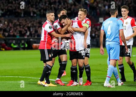 ROTTERDAM, PAESI BASSI - SETTEMBRE 30: Orkun Kokcu di Feyenoord festeggia dopo con Bryan Linssen di Feyenoord e Jens Toornsta di Feyenoord segnando il suo primo traguardo durante la partita di scena del gruppo della UEFA Conference League tra Feyenoord e Slavia Praga allo Stadion Feijenoord il 30 settembre 2021 a Rotterdam, Olanda (Foto di Yannick Verhoeven/Orange Pictures) Foto Stock