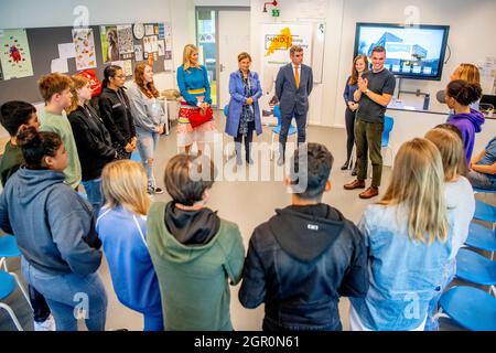 DEN HAAG - Koningin Mxima en staatssecretaris Blokhuis van Volksgezondheid, Welzijn en Sport hebben woensdagmiddag 29 settembre een bezoek gebracht aan MIND. MIND zet zich in voor een psychische gezonde samenleving en voor ondersteuning, begrip en goede zorg bij psychische problemen. Het bezoek stond in het teken van de psychische gezondheid van jongeren en en de rol van ervaringsdeskundigen in en rond het onderwijs. OOK de rol van de gemeente kwam aan bod. Het werkbezoek vond plaats op het Maris College Kijkduin a Den Haag. Foto: Patrick van Katwijk Foto Stock