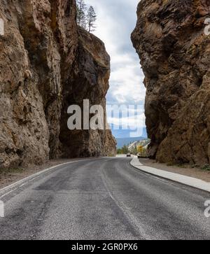 Strada panoramica nelle scogliere rocciose del canyon lungo le montagne canadesi. Foto Stock