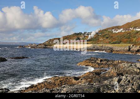 44871 si allontana da Mallaig con il servizio pomeridiano 'Jacobite' per Fort William il 29.9.21 Foto Stock