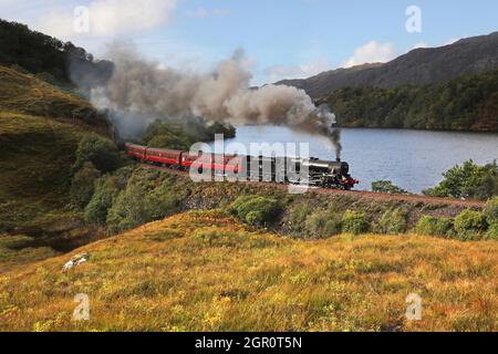 45212 prende una certa luce mentre si dirige lungo Loch Dubh con il servizio di ritorno Jacobite mattina su 29.9.21 Foto Stock