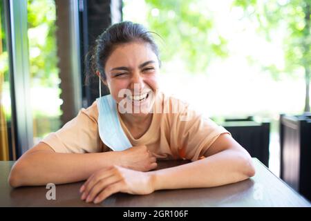 Ritratto all'aperto di bella sorridente e ridente giovane adulto indiano brunette femmina Foto Stock