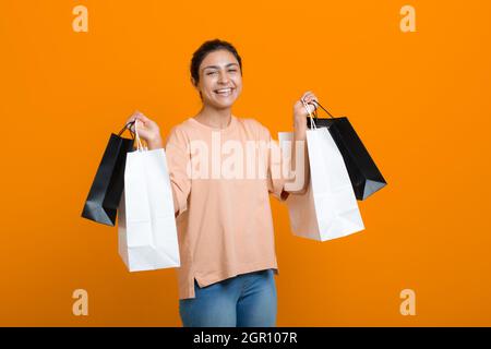 La donna indiana tiene le borse della spesa nelle mani. Vendita e Black Friday Concept Foto Stock