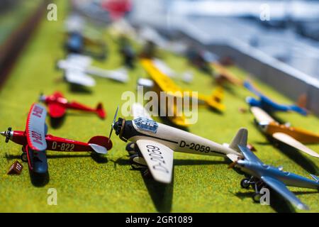 Un set di modelli di velivoli in miniatura su un prato verde. Foto Stock