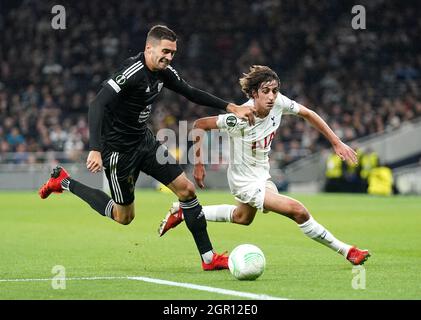 Ziga Kous di NS Mura (a sinistra) e Bryan Gil di Tottenham Hotspur lottano per la palla durante la partita del gruppo G della UEFA Europa Conference League al Tottenham Hotspur Stadium di Londra. Data foto: Giovedì 30 settembre 2021. Foto Stock