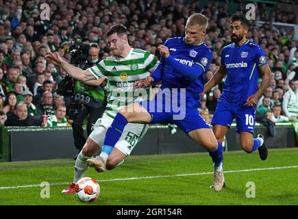 Anthony Ralston di Celtic (a sinistra) e Mitchel Bakker di Bayer Leverkusen combattono per la palla durante la partita del gruppo G della UEFA Europa League al Celtic Park di Glasgow. Data foto: Giovedì 30 settembre 2021. Foto Stock