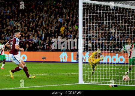 Londra, Regno Unito. 30 settembre 2021. Declan Rice of West Ham United (L) segna il suo primo obiettivo. UEFA Europa League match, gruppo H, West Ham Utd v Rapid Wien al London Stadium, Queen Elizabeth Olympic Park di Londra giovedì 30 settembre 2021. Questa immagine può essere utilizzata solo per scopi editoriali. Solo per uso editoriale, licenza richiesta per uso commerciale. Nessun uso in scommesse, giochi o un singolo club/campionato/player pubblicazioni. pic di Steffan Bowen/Andrew Orchard sport fotografia/Alamy Live news credito: Andrew Orchard sport fotografia/Alamy Live News Foto Stock