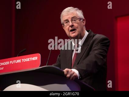 Mark Drakeford, primo ministro del Galles e leader del lavoro gallese, intervenendo alla Conferenza del Partito laburista di Brighton. Foto Stock