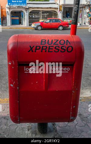 Messico, 2011 maggio - casella postale rossa per la posta locale e internazionale sul marciapiede di una strada a Playa del Carmen, Messico Foto Stock