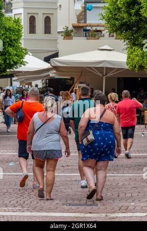 due donne in sovrappeso che camminano insieme in una giornata calda sulla grecia di zante. donne obese, donne grasse, obesità, problemi di peso femminile malsani. Foto Stock