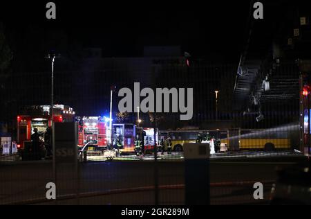 Stoccarda, Germania. 30 settembre 2021. I vigili del fuoco lavorano sulla scena di un incendio in un deposito di autobus. La sera si è verificato un incendio nel deposito degli autobus dell'autorità di trasporto di Stoccarda. Diversi veicoli sono in fiamme. Credit: Tom Weller/dpa/Alamy Live News Foto Stock