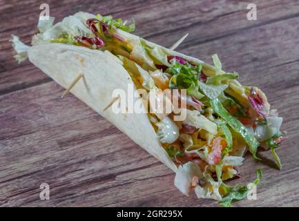 Wrap è una variante del taco o burrito che comprende ripieni sandwich avvolti in una tortilla Foto Stock