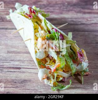 Wrap è una variante del taco o burrito che comprende ripieni sandwich avvolti in una tortilla Foto Stock