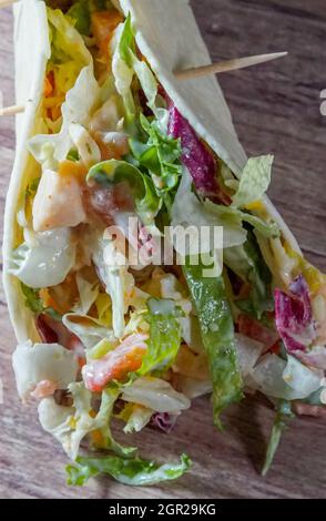 Wrap è una variante del taco o burrito che comprende ripieni sandwich avvolti in una tortilla Foto Stock