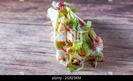 Wrap è una variante del taco o burrito che comprende ripieni sandwich avvolti in una tortilla Foto Stock
