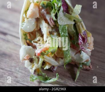 Wrap è una variante del taco o burrito che comprende ripieni sandwich avvolti in una tortilla Foto Stock