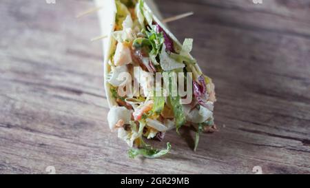 Wrap è una variante del taco o burrito che comprende ripieni sandwich avvolti in una tortilla Foto Stock