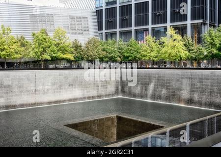 WTC Footprint Pool and Waterfalls 'Reflecting Abassence' al National September 11 Memorial, Lower Manhattan, NYC Foto Stock