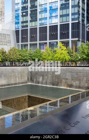 WTC Footprint Pool and Waterfalls 'Reflecting Abassence' al National September 11 Memorial, Lower Manhattan, NYC Foto Stock