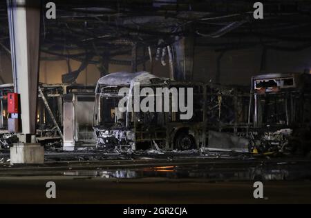 Stoccarda, Germania. 30 settembre 2021. Gli autobus bruciati sono visti in un deposito per gli autobus. La sera si è verificato un incendio nel deposito degli autobus dell'autorità di trasporto di Stoccarda. Diversi veicoli sono in fiamme. Credit: Tom Weller/dpa/Alamy Live News Foto Stock