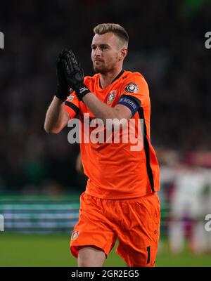 Bayer Leverkusen portiere Lukas Hradecky durante la partita UEFA Europa League Group G al Celtic Park di Glasgow. Data foto: Giovedì 30 settembre 2021. Foto Stock