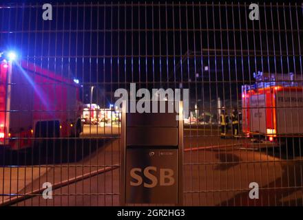 Stoccarda, Germania. 30 settembre 2021. Il logo di Stuttgarter Straßenbahnen AG è visibile su una cassetta delle lettere di fronte al deposito degli autobus. La sera c'era un incendio nel deposito degli autobus dello Stuttgarter Verkehrsbetiebe. Credit: Tom Weller/dpa/Alamy Live News Foto Stock