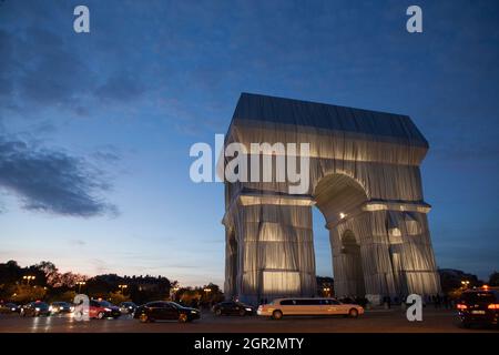 Parigi, Francia, 30 settembre 2021: L'Arco di Trionfo di Parigi, avvolto in tessuto d'argento come progettato dagli artisti Christo e Jeanne-Claude, e che attrae un flusso costante di turisti. Questo fine settimana, la Place Charles de Gaulle che circonda l'arco sarà chiusa al traffico, consentendo visite più sicure rispetto a coloro che hanno catturato alcuni colpi dal centro dei viali che irradiano dalla rotonda. L'installazione artistica sarà smantellata da lunedì 4 ottobre per consentire le celebrazioni del giorno dell'armistizio. Anna Watson/Alamy Live News Foto Stock