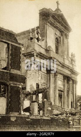 Una vista storica della facciata della cattedrale di Arras in rovina, che fu smorzata da pesanti cespugli nella prima guerra mondiale e restaurata nel 1920. Situato ad Arras, Pas-de-Calais, Francia e preso da una cartolina c.1917-1920. Foto Stock