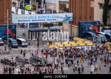 Barcellona, Spagna. 30 settembre 2021. I manifestanti pro-indipendenza sono visti fuori da Plaza España, durante la manifestazione.centinaia di manifestanti a favore dell'indipendenza della Catalogna si sono riuniti alle porte di accesso al Salone dell'Automobile di Barcellona per protestare contro la presenza di Re Felipe VI di Spagna all'apertura della manifestazione. Credit: SOPA Images Limited/Alamy Live News Foto Stock