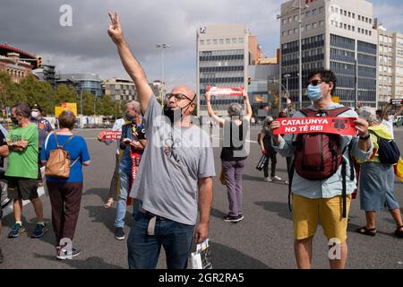 Barcellona, Spagna. 30 settembre 2021. Durante la manifestazione si vede un gesto di protesta contro l'indipendenza.centinaia di manifestanti a favore dell'indipendenza della Catalogna si sono riuniti alle porte di accesso al Salone dell'Automobile di Barcellona per protestare contro la presenza del re Felipe VI di Spagna all'apertura dell'evento. Credit: SOPA Images Limited/Alamy Live News Foto Stock