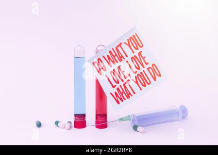 Segno che mostra do What You Love What You Do. Idea di affari che potete fare roba che godete esso lavorare nei posti migliori allora scrivendo importante Foto Stock