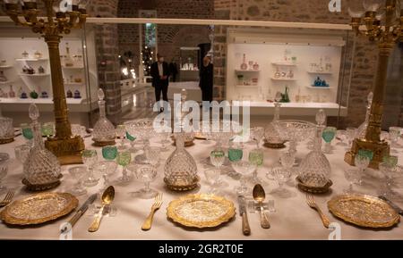 Istanbul, Turchia. 27 settembre 2021. Le belle opere d'arte in vetro sono esposte al Beykoz Crystal and Glass Museum di Istanbul, Turchia, il 27 settembre 2021. Al museo è esposto un magnifico tavolo da pranzo impreziosito da esempi unici di raffinata arte vetrosa di diversi produttori europei, che riflettono il potere dei sultani ottomani. Credit: Osman Orsal/Xinhua/Alamy Live News Foto Stock