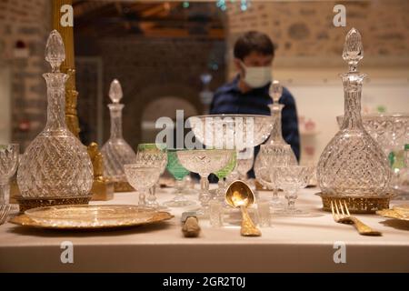 Istanbul, Turchia. 27 settembre 2021. Un visitatore può ammirare le mostre al Beykoz Crystal and Glass Museum di Istanbul, Turchia, il 27 settembre 2021. Al museo è esposto un magnifico tavolo da pranzo impreziosito da esempi unici di raffinata arte vetrosa di diversi produttori europei, che riflettono il potere dei sultani ottomani. Credit: Osman Orsal/Xinhua/Alamy Live News Foto Stock